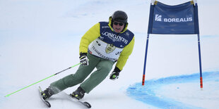 Der Skifahrer Franz Klammer bei einer Abfahrt