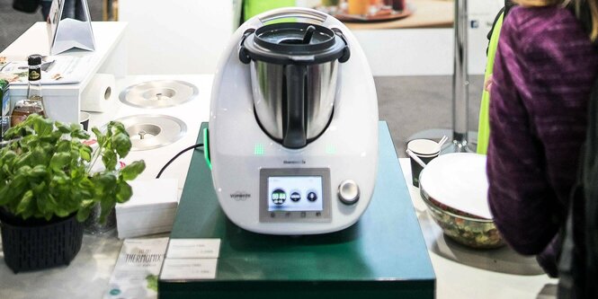 ein Thermomix-Gerät steht auf der Messe