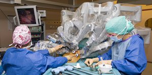 Operation mit dem daVinci-Roboter an der Universitätsklinik in Genf