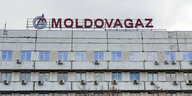 Schriftzug und Logo von Modovagaz auf einem Gebäude