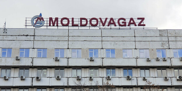 Schriftzug und Logo von Modovagaz auf einem Gebäude
