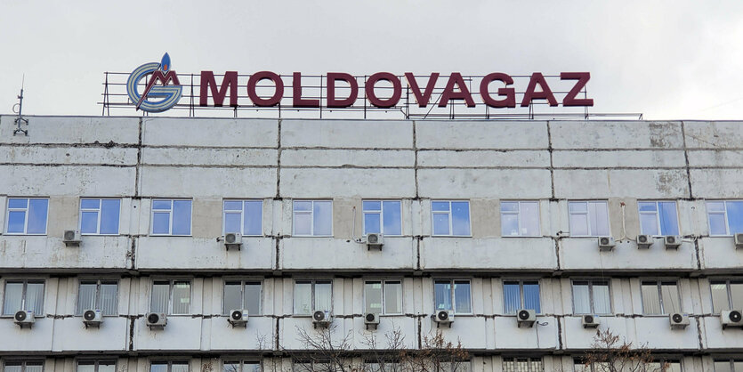 Schriftzug und Logo von Modovagaz auf einem Gebäude