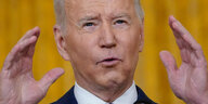 Joe Biden hält die Hände, um eine Größe anzuzeigen