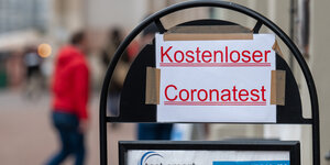 "Kostenloser Coronatest" steht auf einem Schild in der Altstadt.