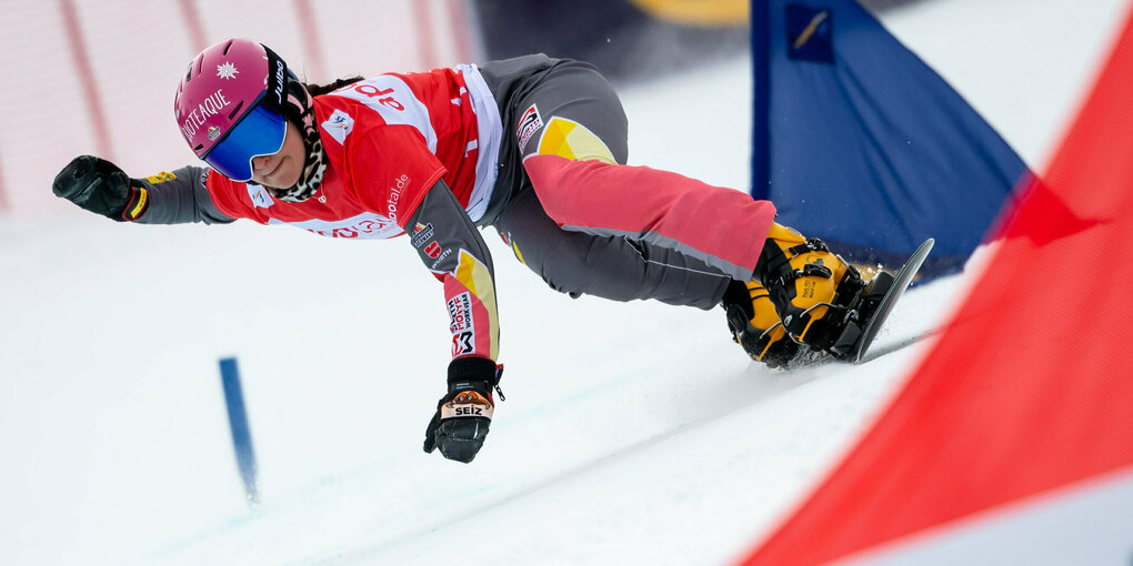 Ramona Hofmeisterauf ihrem Snowboard in einer Kurve