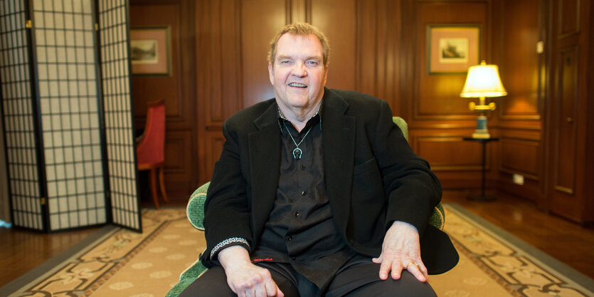 Meat Loaf sitzt in einem Sessel