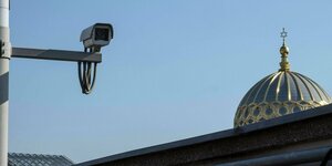 Kuppel der Synagoge mit Davidstern, davor eine Überwachungskamera