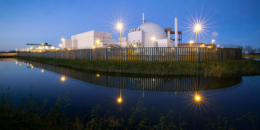 Das Atomkraftwerk Brokdorf in der Abenddämmerung