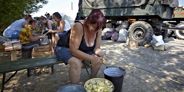 Ukrainerinnen in einem Flüchtlingslager in Svatovo in der Region Lugansk.