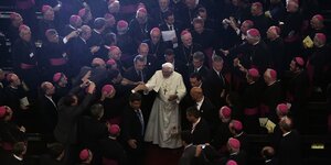 Papst Benedict XVI mit einer weißen Kutte ist umgeben von brasilianischen Bischöfen mit schwarzer Kutte