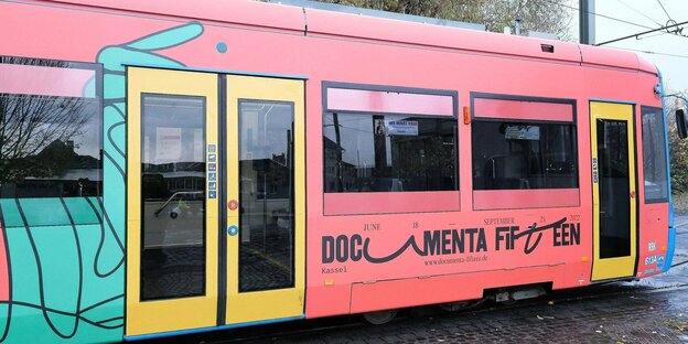 Straßenbahn im Design der documenta fifteen