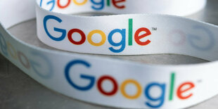 ein Schlüsselband mit dem bunten Google-Logo