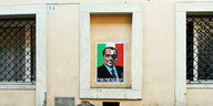 Ein Wandbild zeigt Berlusconis Gesicht zur Hälfte als Terminator