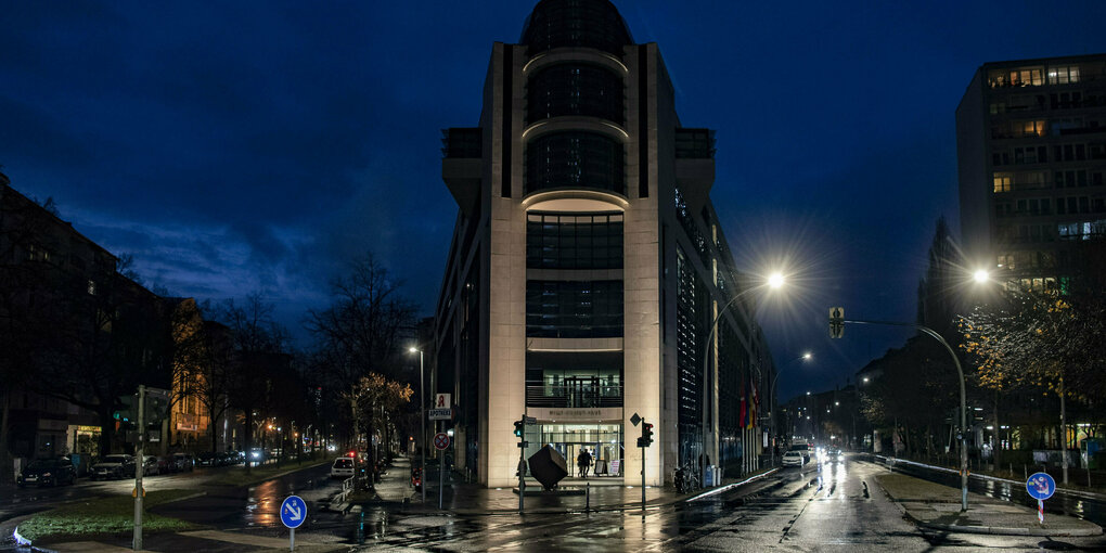 Nactaufnahme des Willy-Brandt-Hauses, der Parteizentrale der SPD in Berlin, Wilhelmstraße