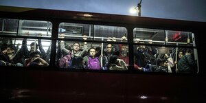 Menschen stehen in einem überfüllten Bus