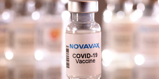 Ein Fläschchen mit dem Impfstoff Novavax