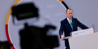 CDU_Parteichef Friedrich Merz während einer Rede am Rednerpult vor einer Kamera