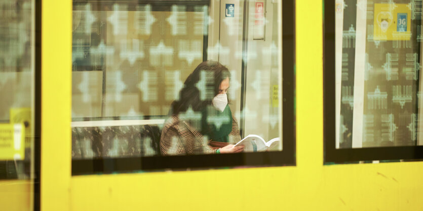 Frau mit Maske in Berliner U-Bahn