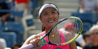 Peng Shuai strahlt nach einem Sieg auf dem Tennisplatz