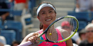 Peng Shuai strahlt nach einem Sieg auf dem Tennisplatz
