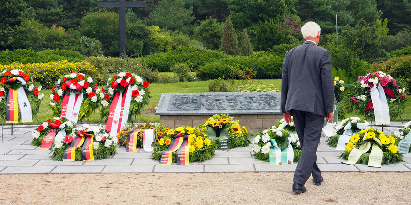 Mann betrachtet Gedenkstätte für das „Speziallager Nr. 7“ in Sachsenhausen