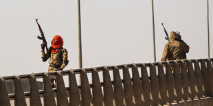 Ein rebellischer Soldat schießt an der Bobo-Kreuzung in der Nähe des Lamizana-Lagers in die Luft. In mehreren Kasernen im westafrikanischen Krisenstaat Burkina Faso ist es am 23.01.2022 zu schweren Schusswechseln gekommen