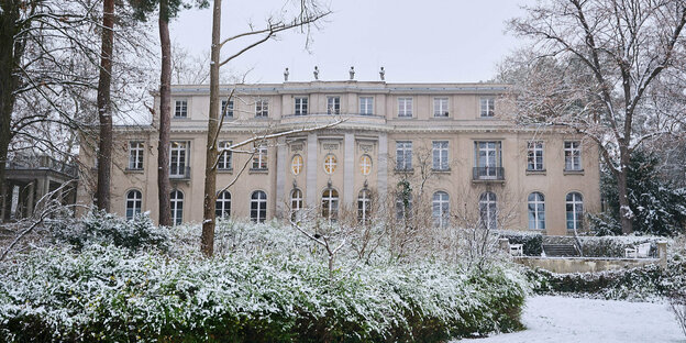 Außenansicht der Villa Wannsee im Winter