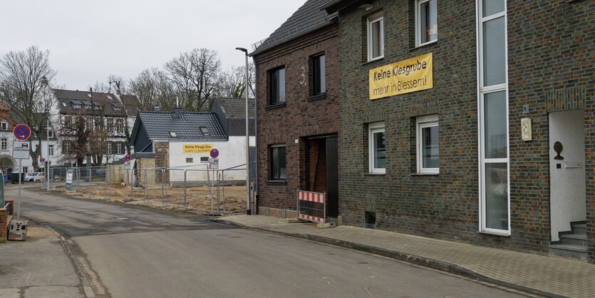 Ein Plakat mit der Aufschrift «Keine Kiesgrube mehr in Blessem!» hängt an einem Haus in der Nähe der Kiesgrube im Stadtteil Blessem.