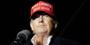 Donald Trump mit einer "Make America great again"-Mütze auf dem Kopf.