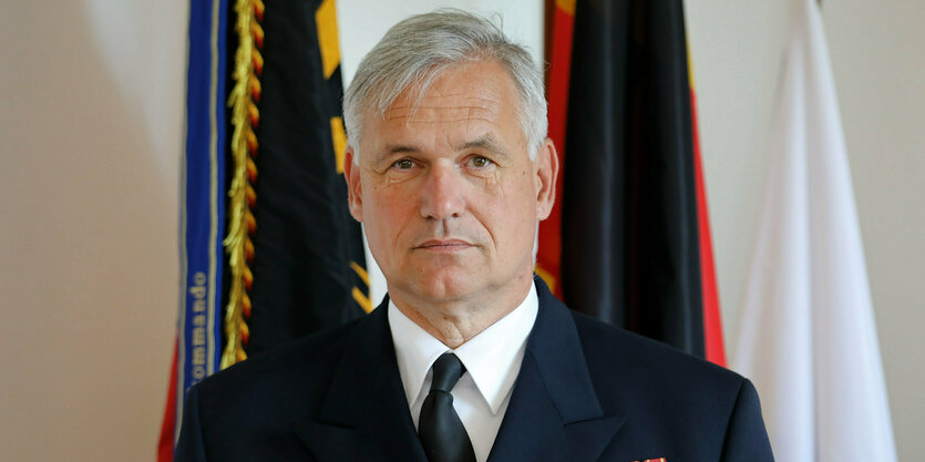 Ein Mann in Militäruniform blickt in die Kamera