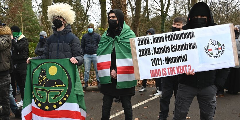 Einige Demonstranten mit Schildern