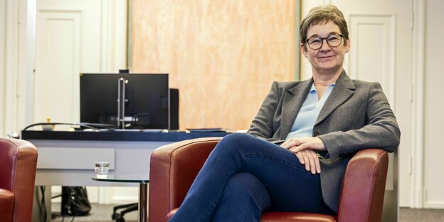 Gesundeitssenatorin Ulrike Gote sitzt in ihrem Büro
