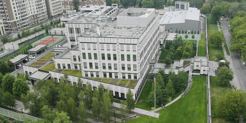 Das umzäunte Gebäude der US-Botschaft in Kiew.