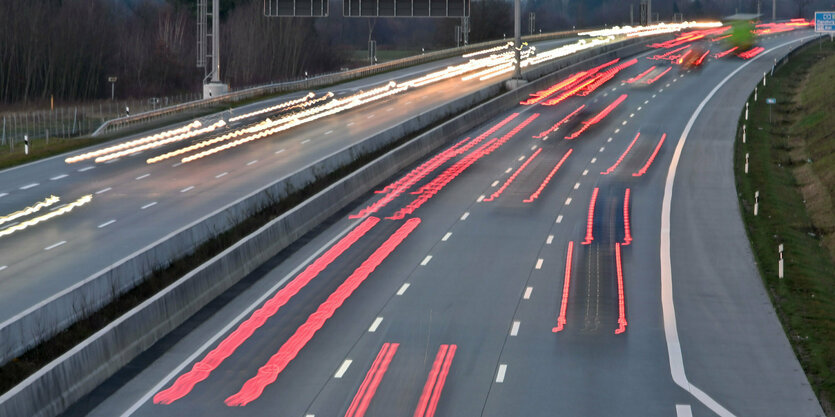 Lichtspuren auf einer Autobahn