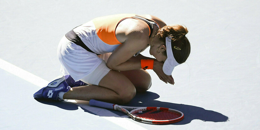 Alizé Cornet kniet nach dem Spiel auf dem Platz