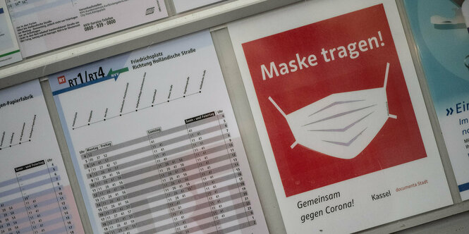 Fahrplan mit Regel zum Masketragen