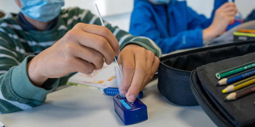 Schüler*innen testen sich auf Corona