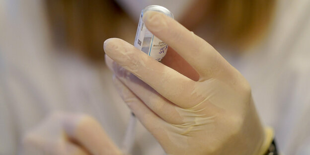 Die Mitarbeiterin eines Impfteams bereitet Impfstoff vor