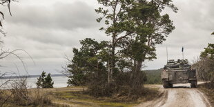 Ein schwedischer Panzer rollt neben dem Meer