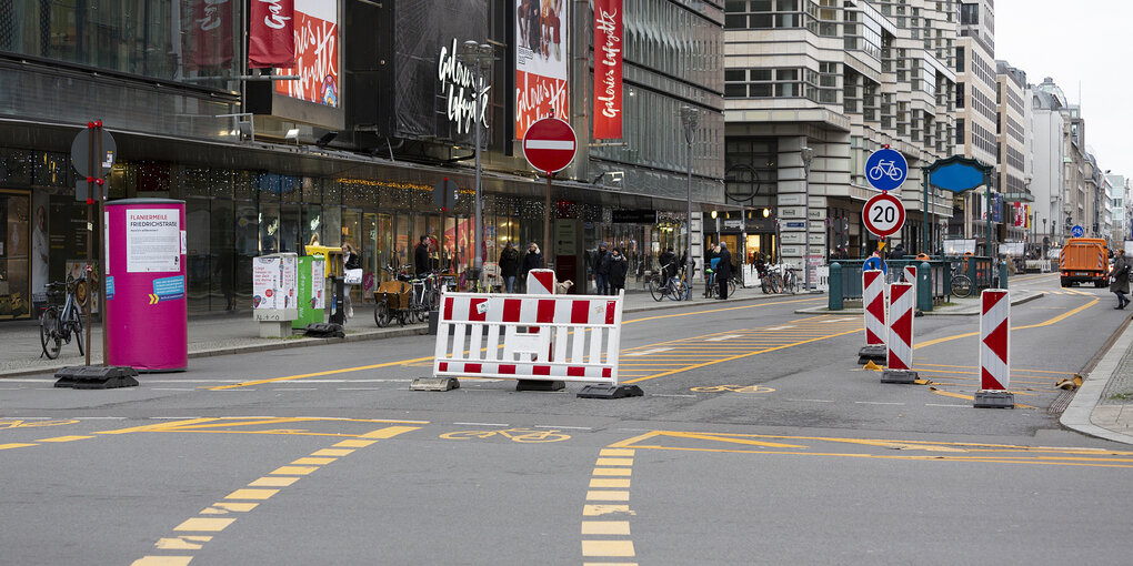 Blick auf die menschenleere Friedrichstraße in Berlin