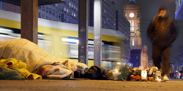 Obdachlose schlafen an der S-Bahn-Station am Alexanderplatz in Berlin