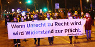 Demonstrierende tragen ein Transparent mit der Aufschrift: "Wenn Unrecht zu Recht wird, wird Widerstand zur Pflicht"