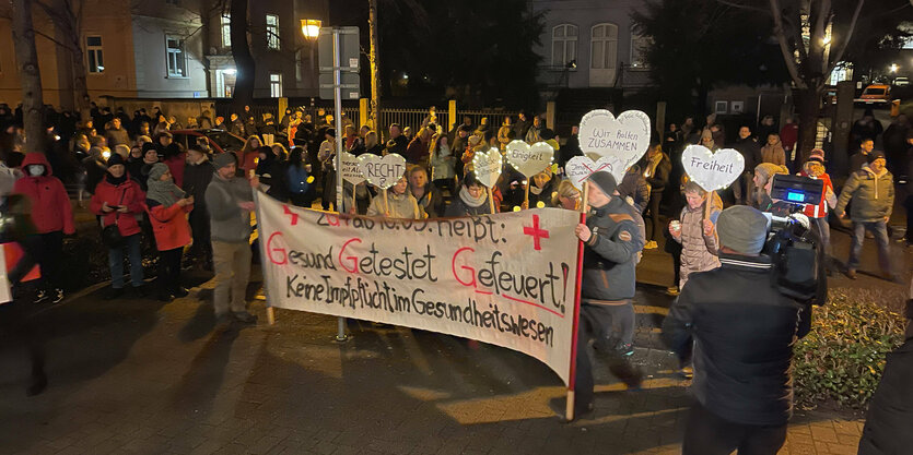 Coronagegner mit Transparenten auf der Straße