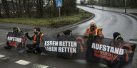 Aktivisten einer Gruppe, die sich Aufstand der letzten Generation nennt, blockieren in Steglitz die Zufahrt zur Stadtautobahn.
