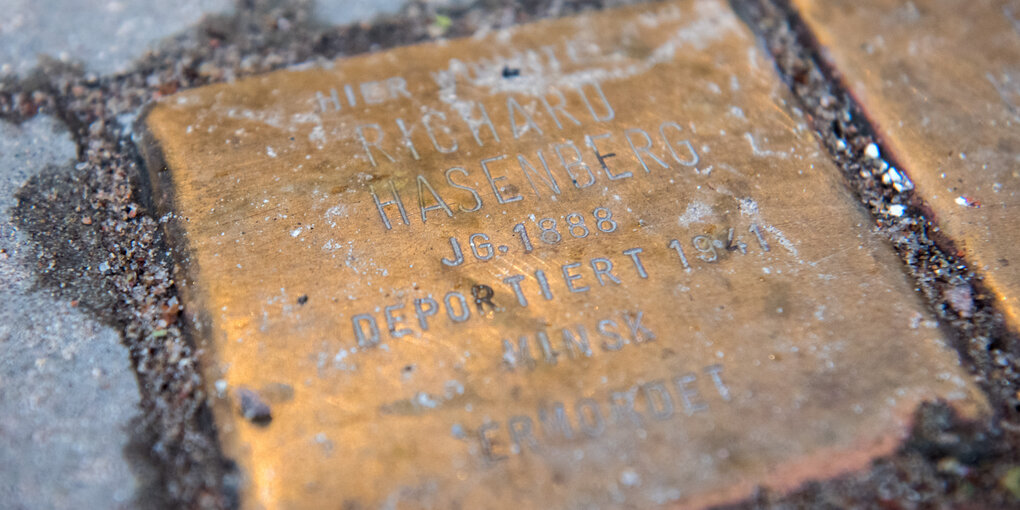 Ein bronzener Stolperstein mit der Inschrift "Richard Hasenbergs"