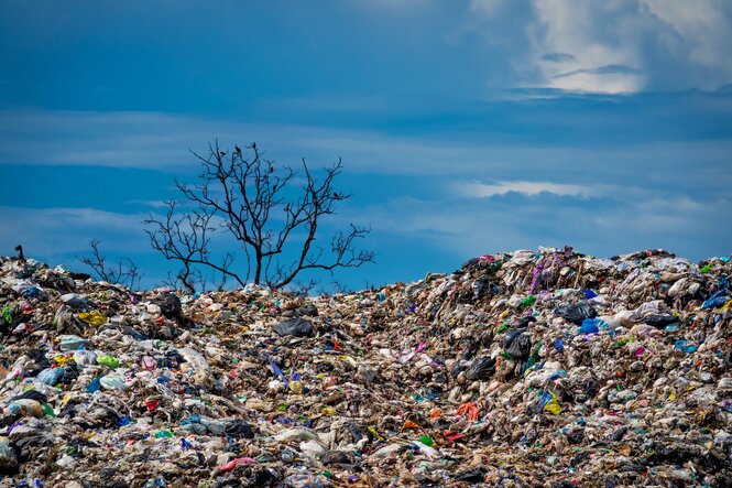 Eine riesige Müllhalde vor blauem Himmel