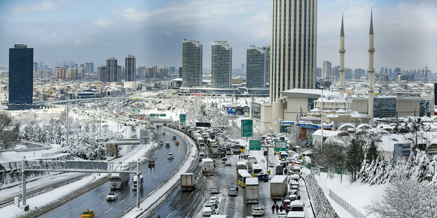 Skyline von Istanbul und eine Autobahn im Schnee
