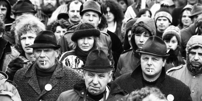 Atomkraftgegner protestieren am Sonntag (14.11.2010) am Erkundungsbergwerk im niedersächsischen Gorleben gegen die Weitererkundung des Salzstocks als atomares Endlager.