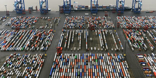 Container in verschiedenen Farben stehen im Terminal in Bremerhaven