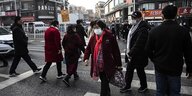 Eine Strassenszen in Wuhan: Menschen tragen Mundschutzmasken